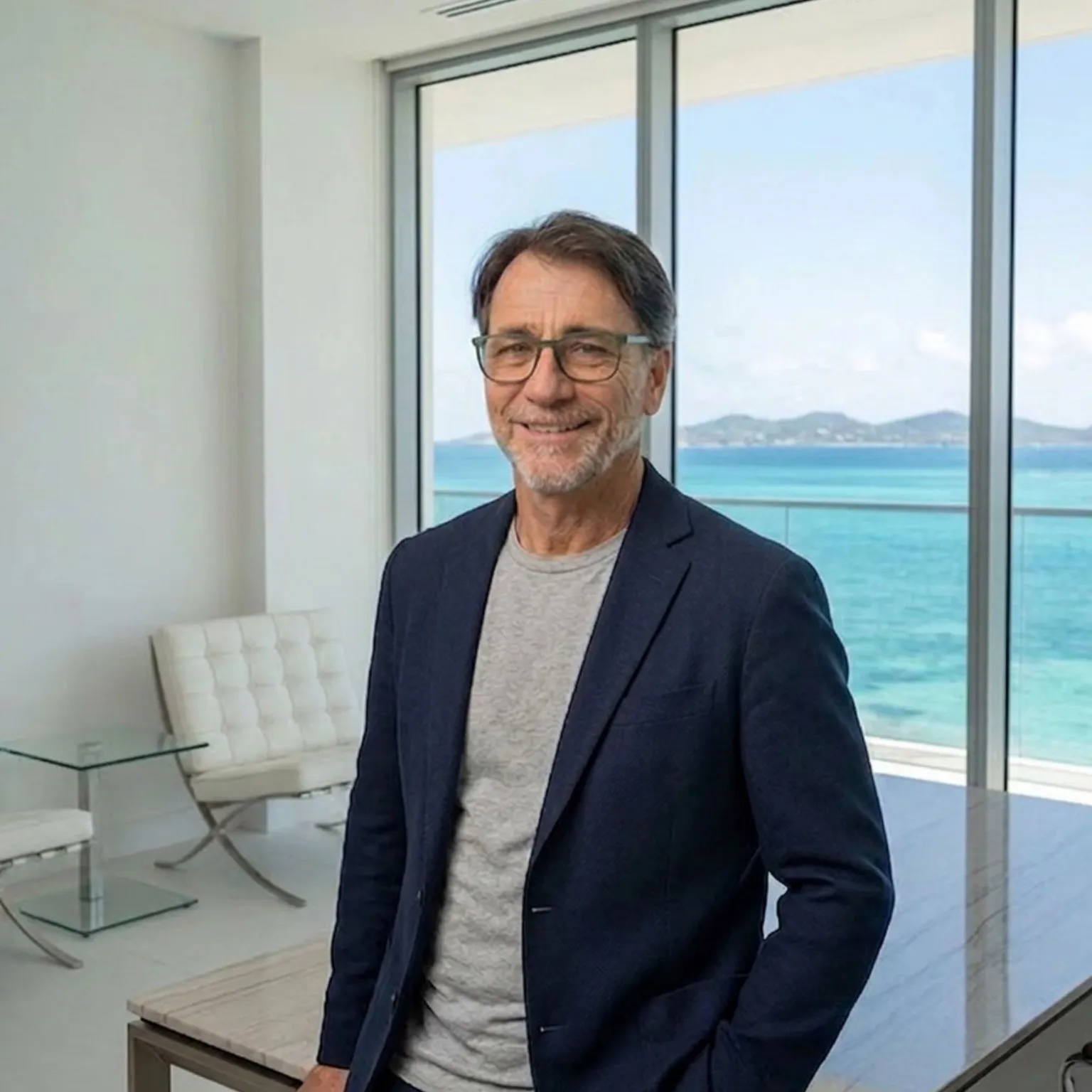 Jean-Christophe Hutin dans son bureau en Guadeloupe, vue sur la mer des Caraïbes et les îles